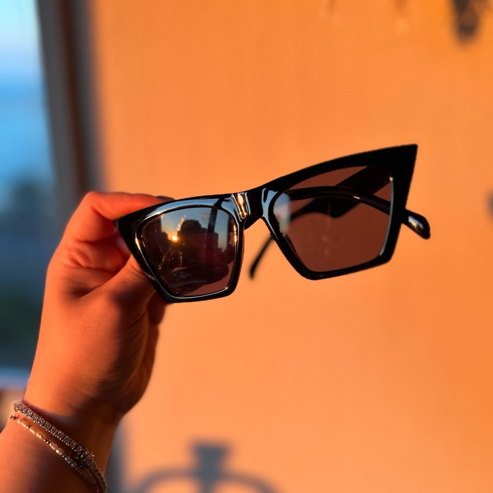 Cat eye sunglasses with case